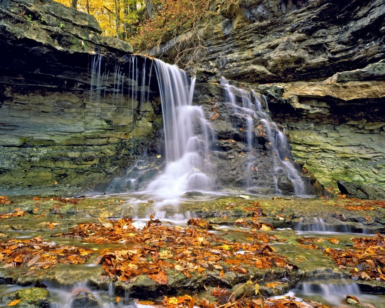 водопад, гора, осенняя листва, желтые точки, природа