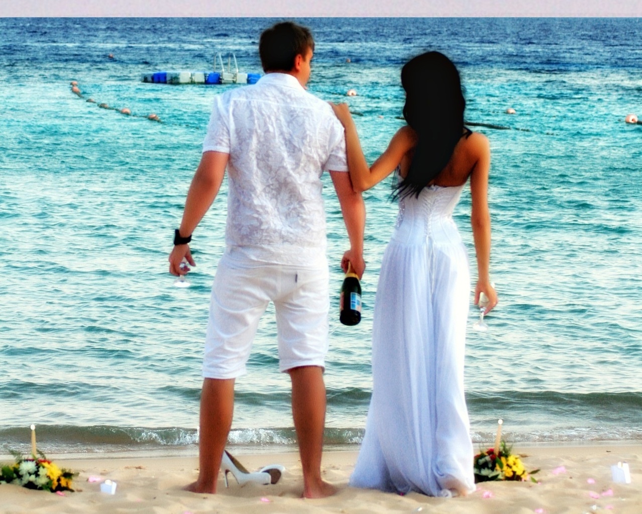 Муж будет жену ночью. Свадьба на море. Фотосессия на море с мужем. Свадьба муж и жена спиной. Свадьба возле моря.