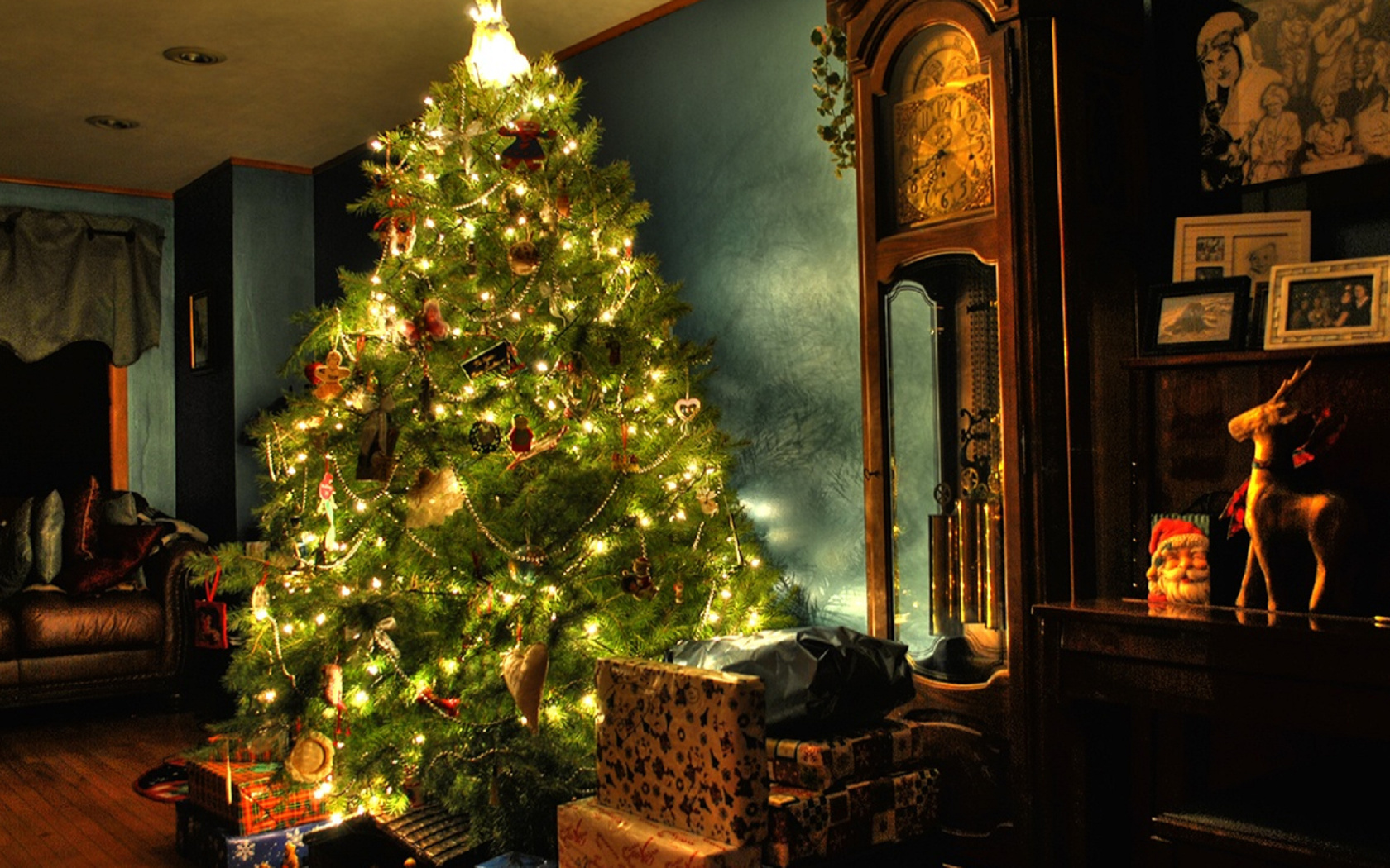 Дом елка новый год. Рождественская елка. Новогодняя елка в доме. Елка дома. Новый год елка в доме.