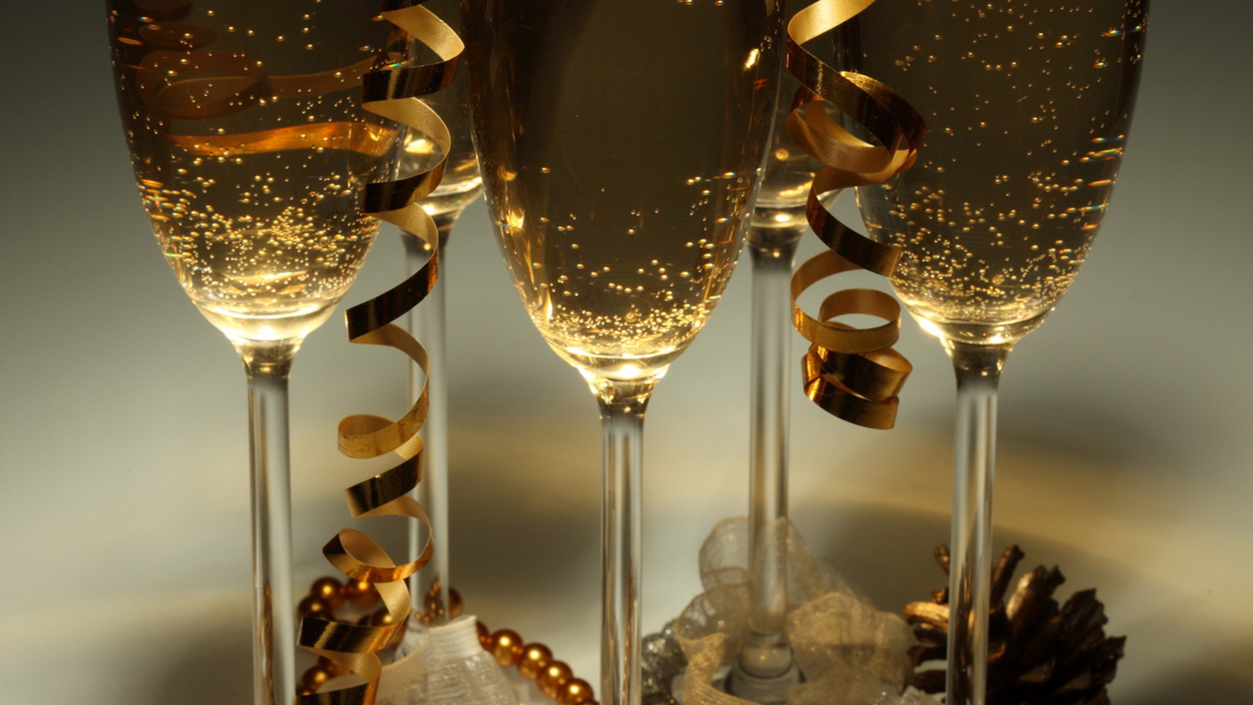 Гиф шампанское. Бокалы с шампанским. Шампанское в бокале. Чокаются бокалами. Новогодний звон бокалов.
