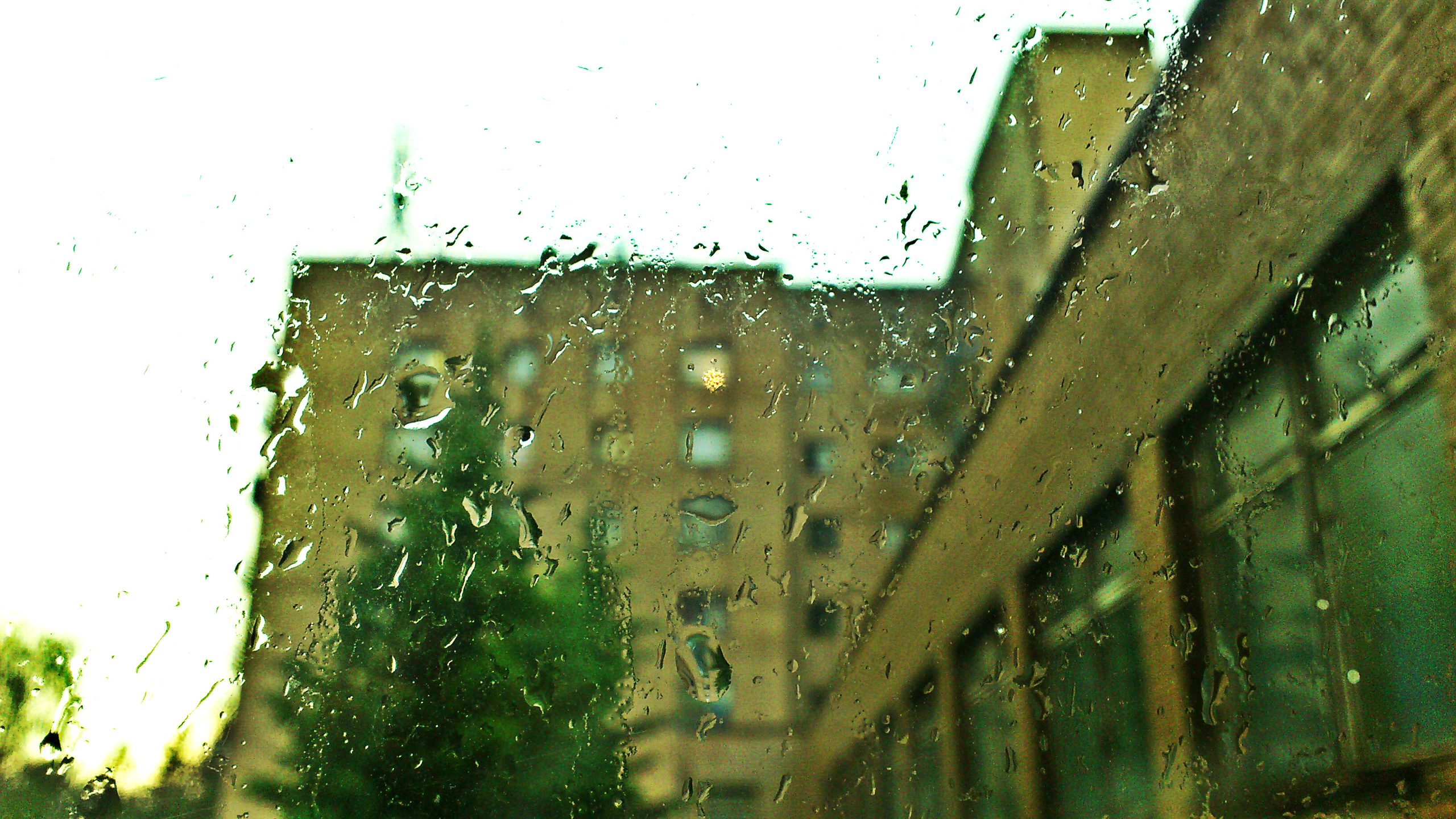 Дождик блок. Дождь на елку. Крыша дождь. Фасад дома под дождем. Стена дома дождь.