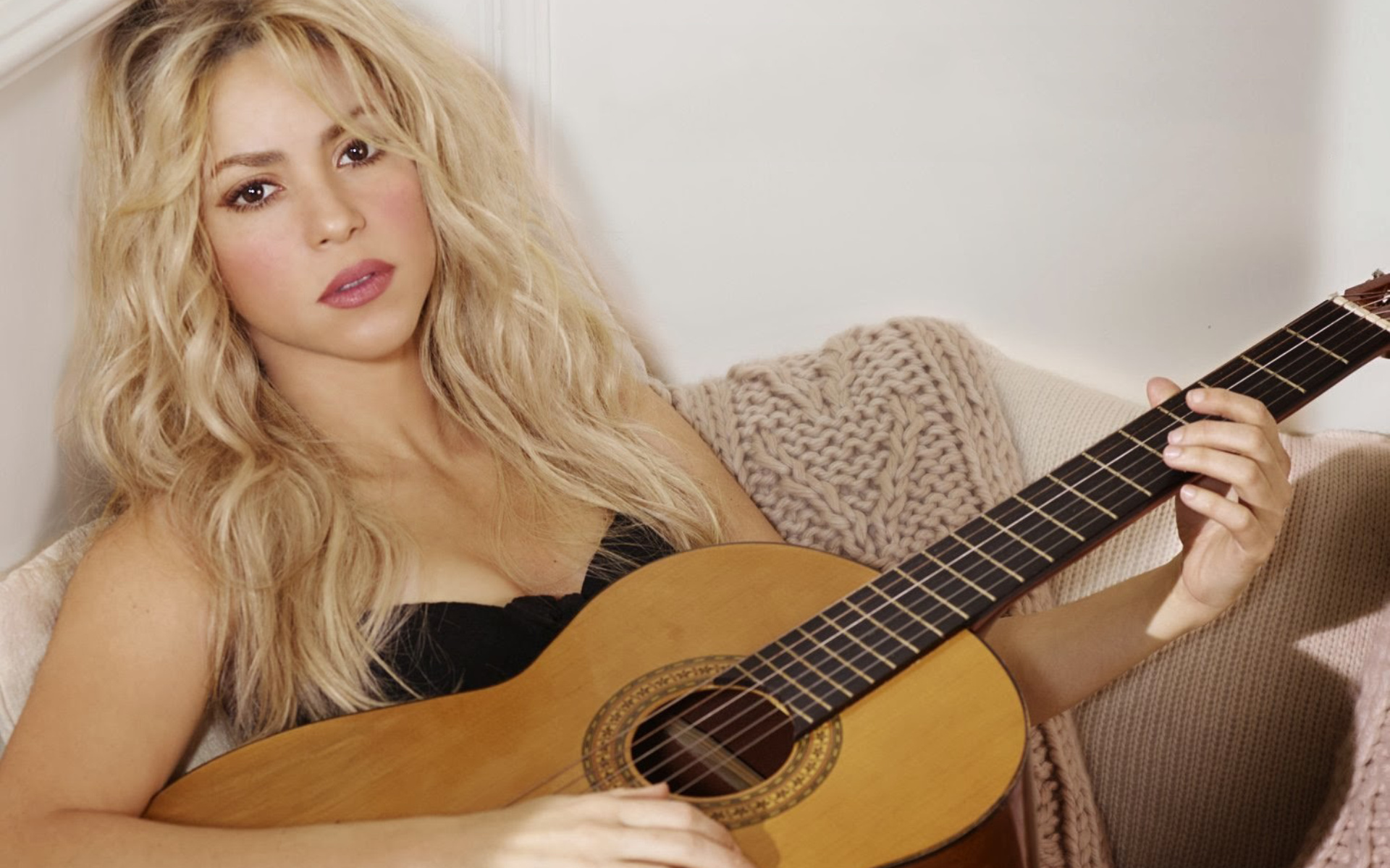 September la la la. Shakira 1999. Shakira 2014 album.