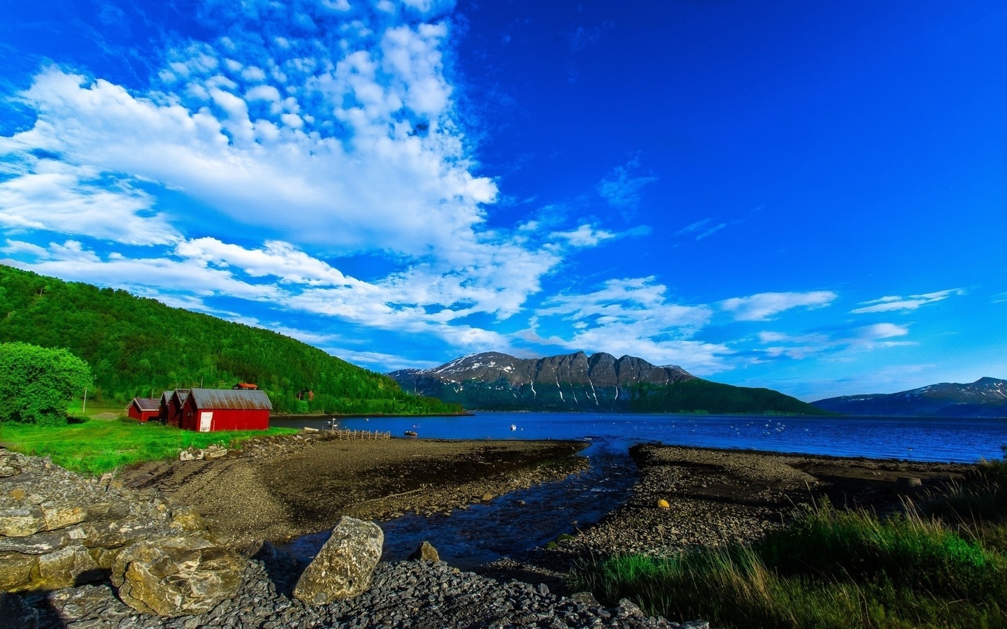 water, sky, houses, grass