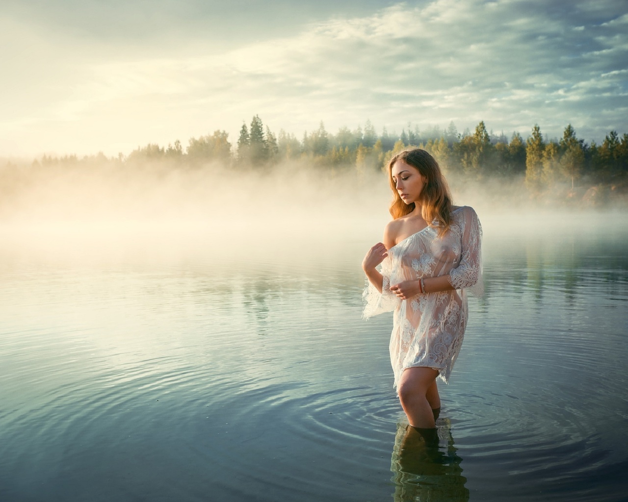 Девушка у озера 2007. Девушка у реки. Река туман девушка. На речке. Фотосессия в тумане.