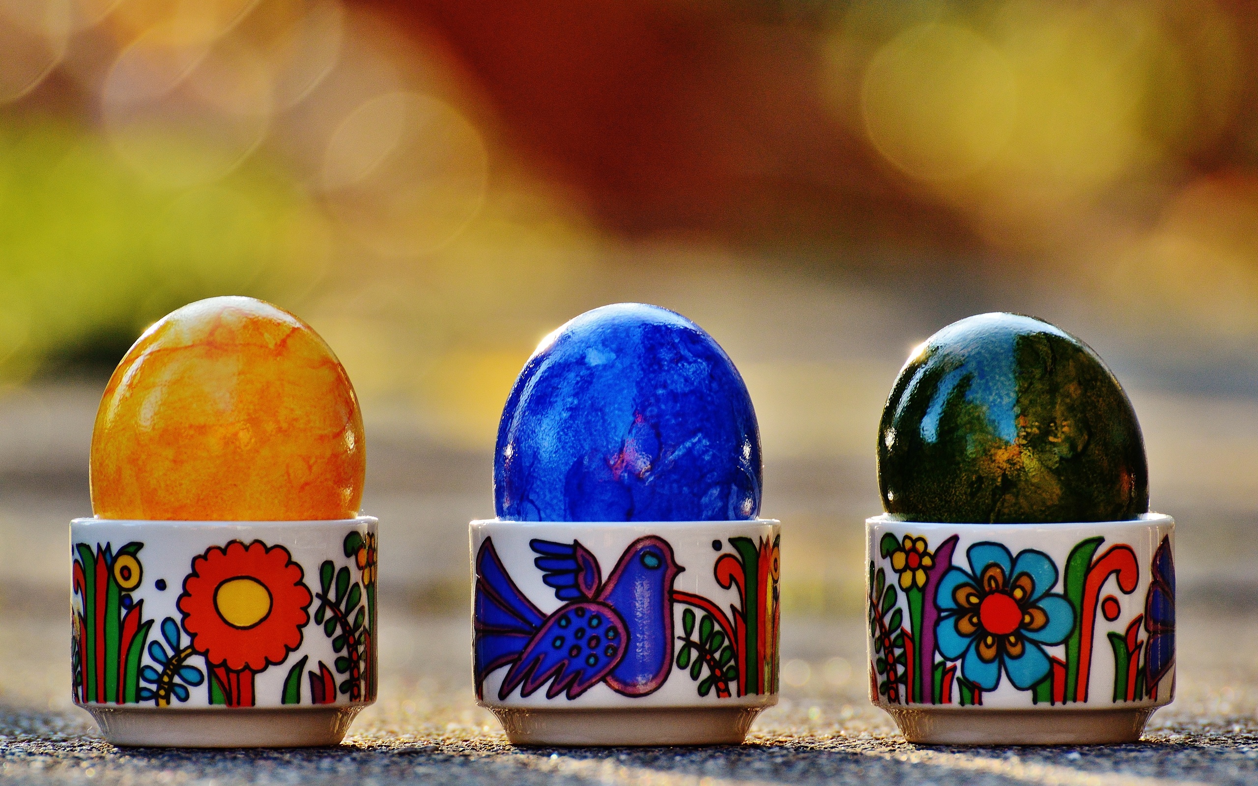 Разноцветные яйца на пасху. Разноцветные яйца. Пасхальные яйца цветные. Пасхальные яйца обои. Писанки на яйцах.