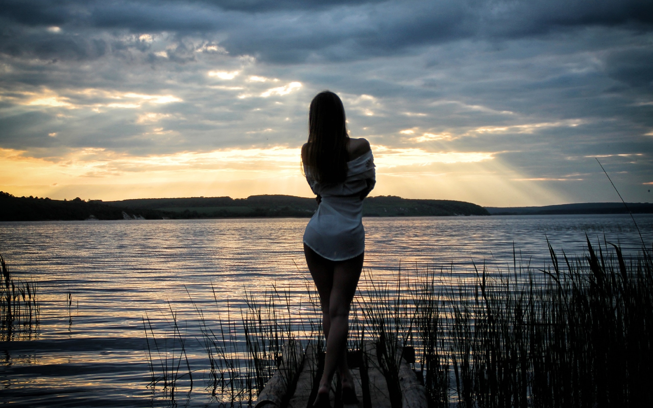 Девушка у озера 2007. Девушка возле реки. Девушка на закате у озера. Девушка на берегу озера. Девушки на озере.