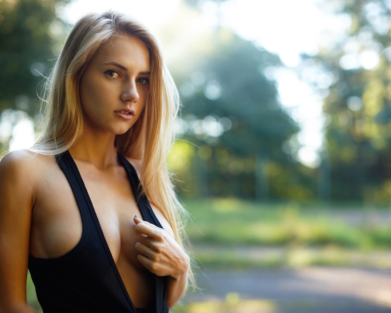 alena ushkova, women, blonde, sideboob, underboob, t-shirt, portrait, depth of field, women outdoors, long hair, cleavage, no bra