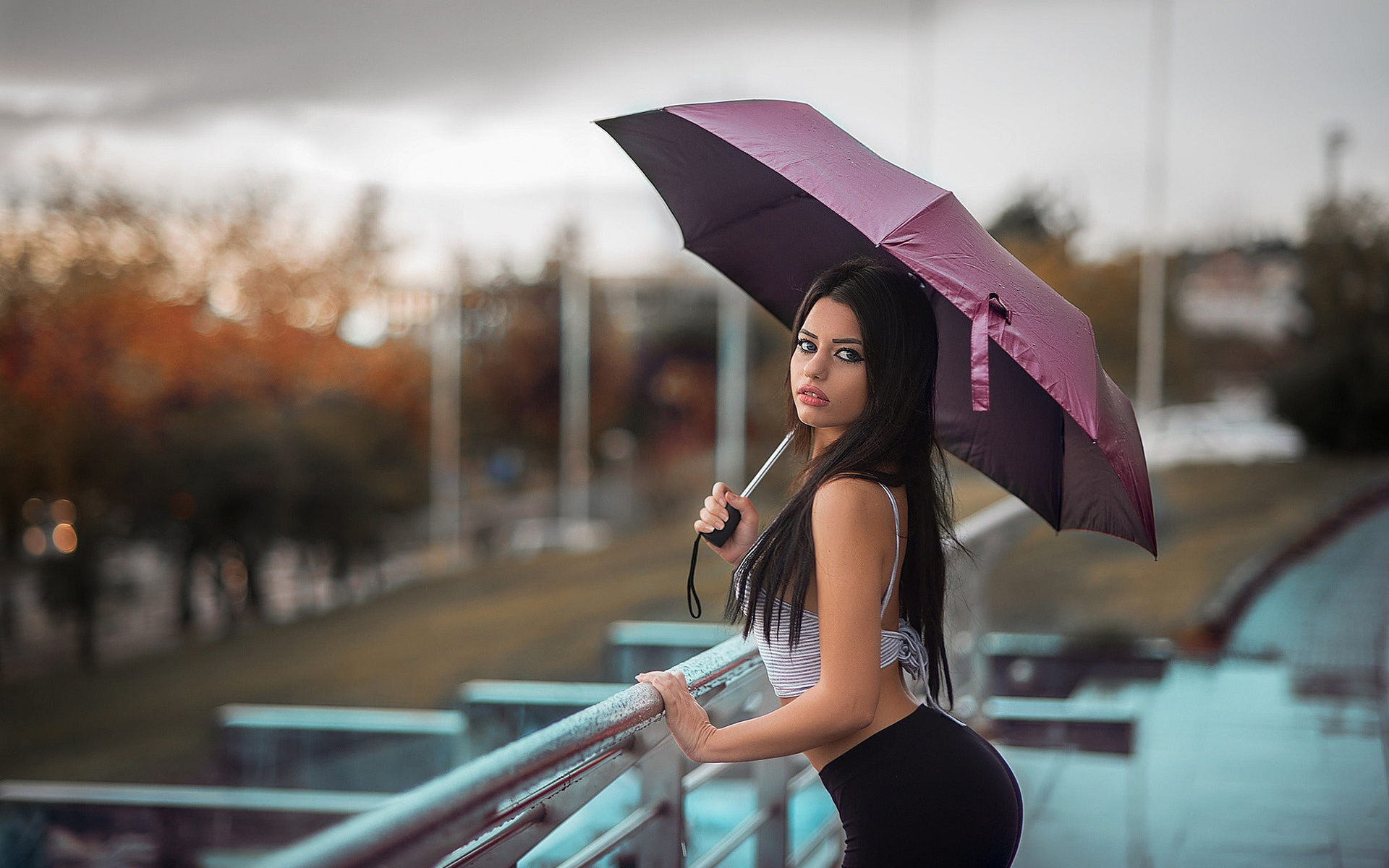 Девушка пода. Девушка с зонтом. Девушка под зонтиком. Брюнетка с зонтом. Девушка с зонтом под дождем.