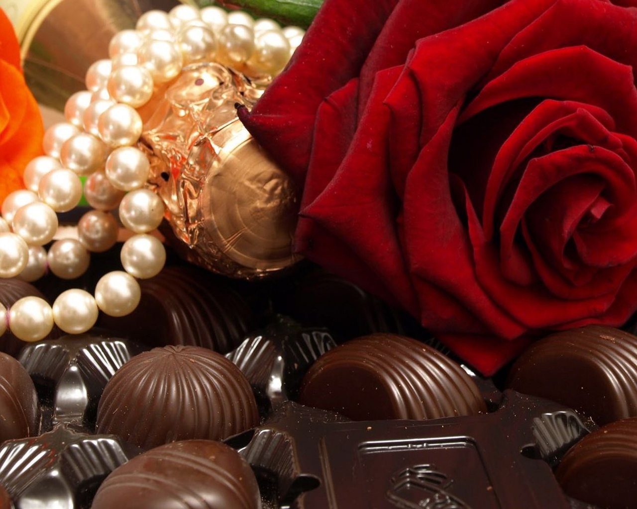 Цветы и шоколадка. Цветы с конфетами. Розы с конфетами. Конфеты шоколад. Шикарные цветы и конфеты.