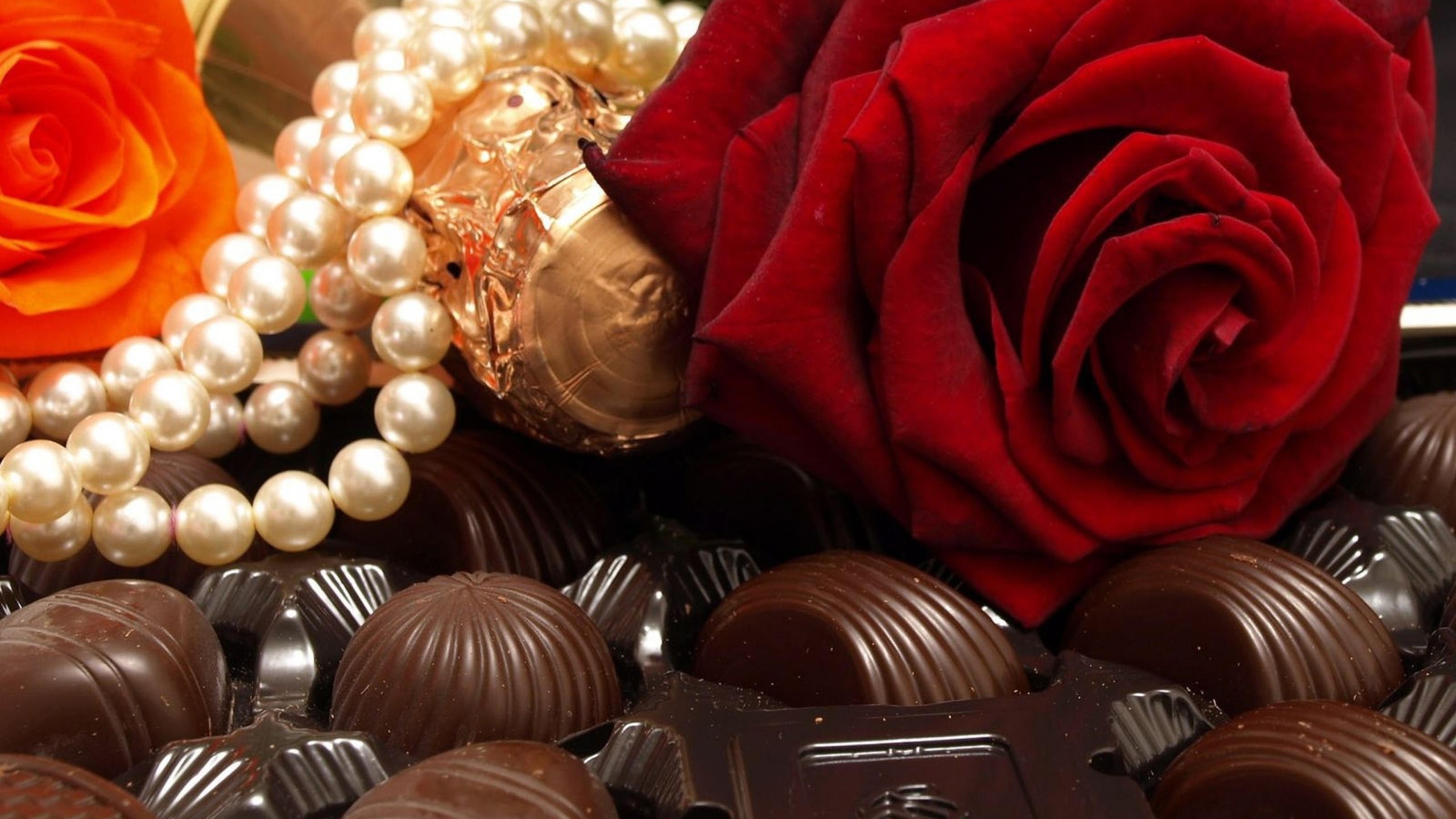 Цветы и шоколадка. Шоколадные конфеты. Цветы с конфетами. Цветы и шоколад. Красивые конфеты.