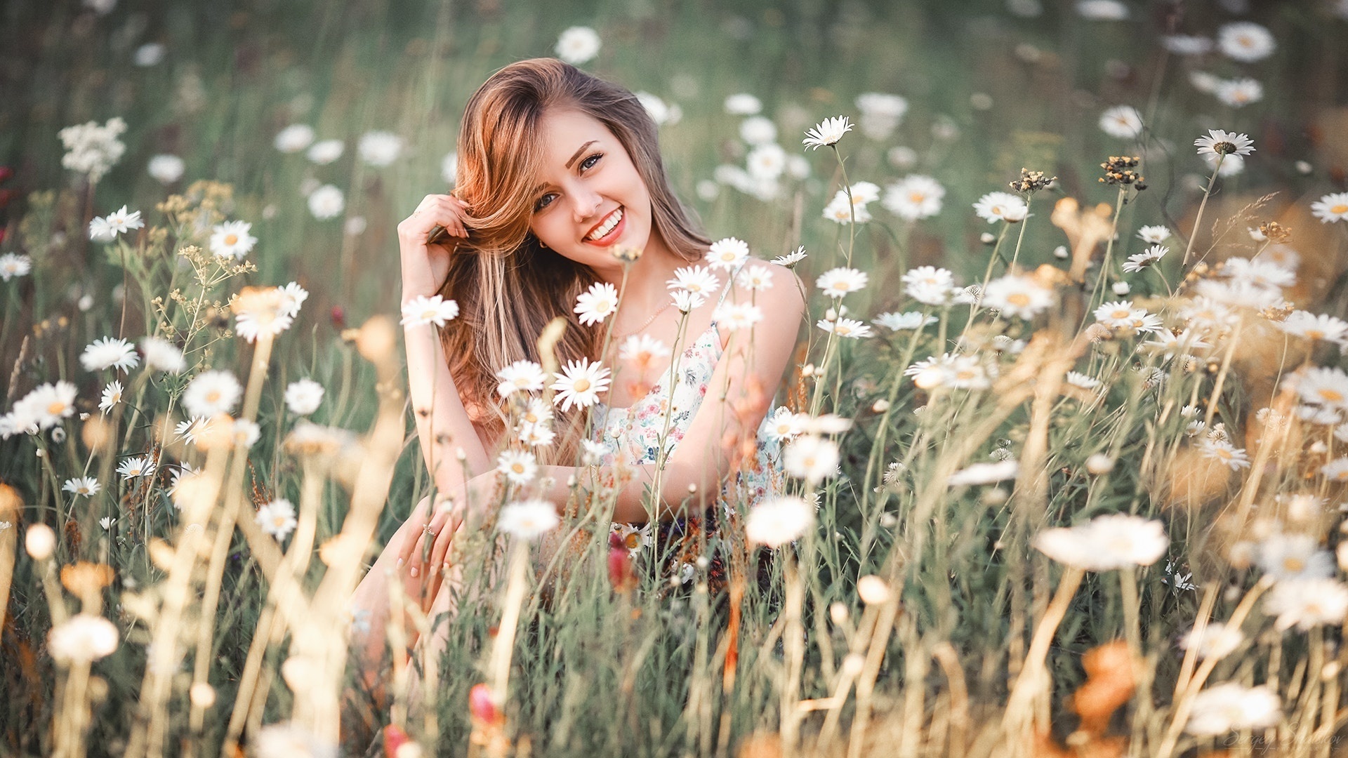 Юная нежная девочка. Девушка в цветущем поле. Девушка с ромашками. Счастливая девушка с цветами. Фотосессия в поле.