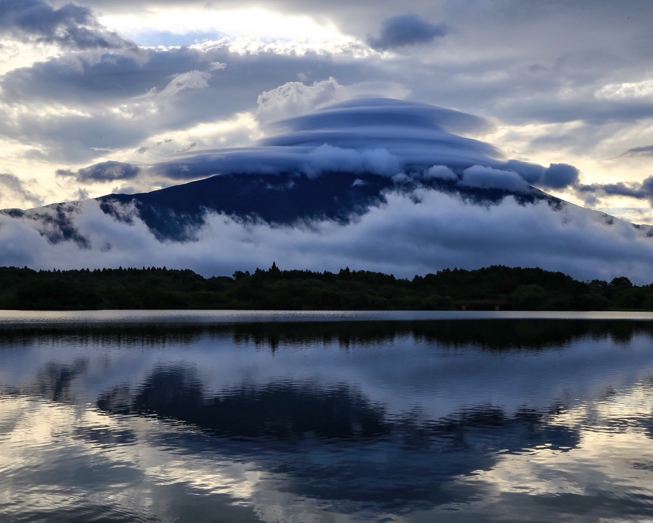 Краткое содержание озеро башня. Гора в облаках с отражением в озере. Японские облака. Гора Япония облака. Озеро, облака, проторы.