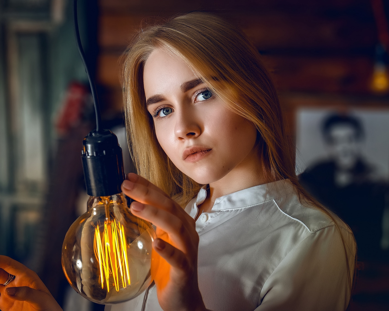 women, blonde, light bulb, blue eyes, face, portrait, depth of field