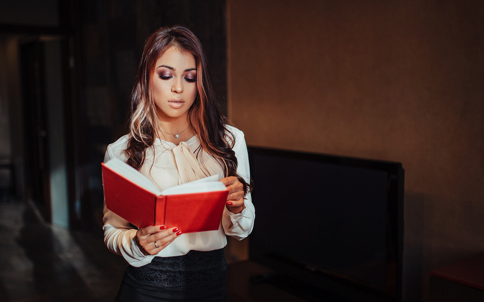 women, portrait, tanned, red nails, books, necklace, tv, black shirt