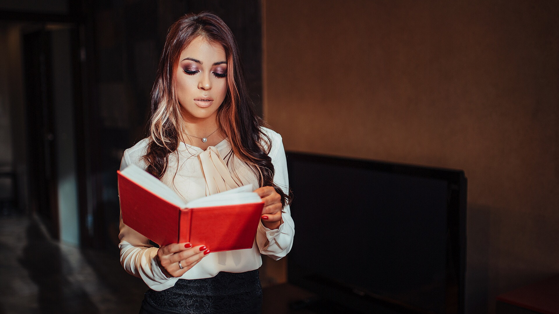 women, portrait, tanned, red nails, books, necklace, tv, black shirt