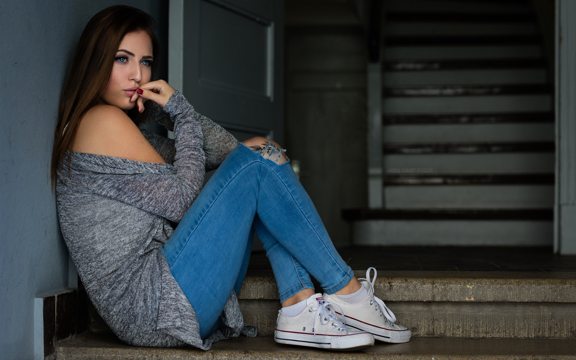 women, blue eyes, converse, torn jeans, red nails, sitting, portrait, sneakers, socks, andreas pokrandt,chelly