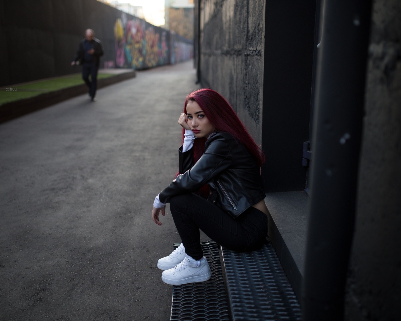 women, dyed hair, portrait, sneakers, sitting, leather jackets, jeans, eyeliner