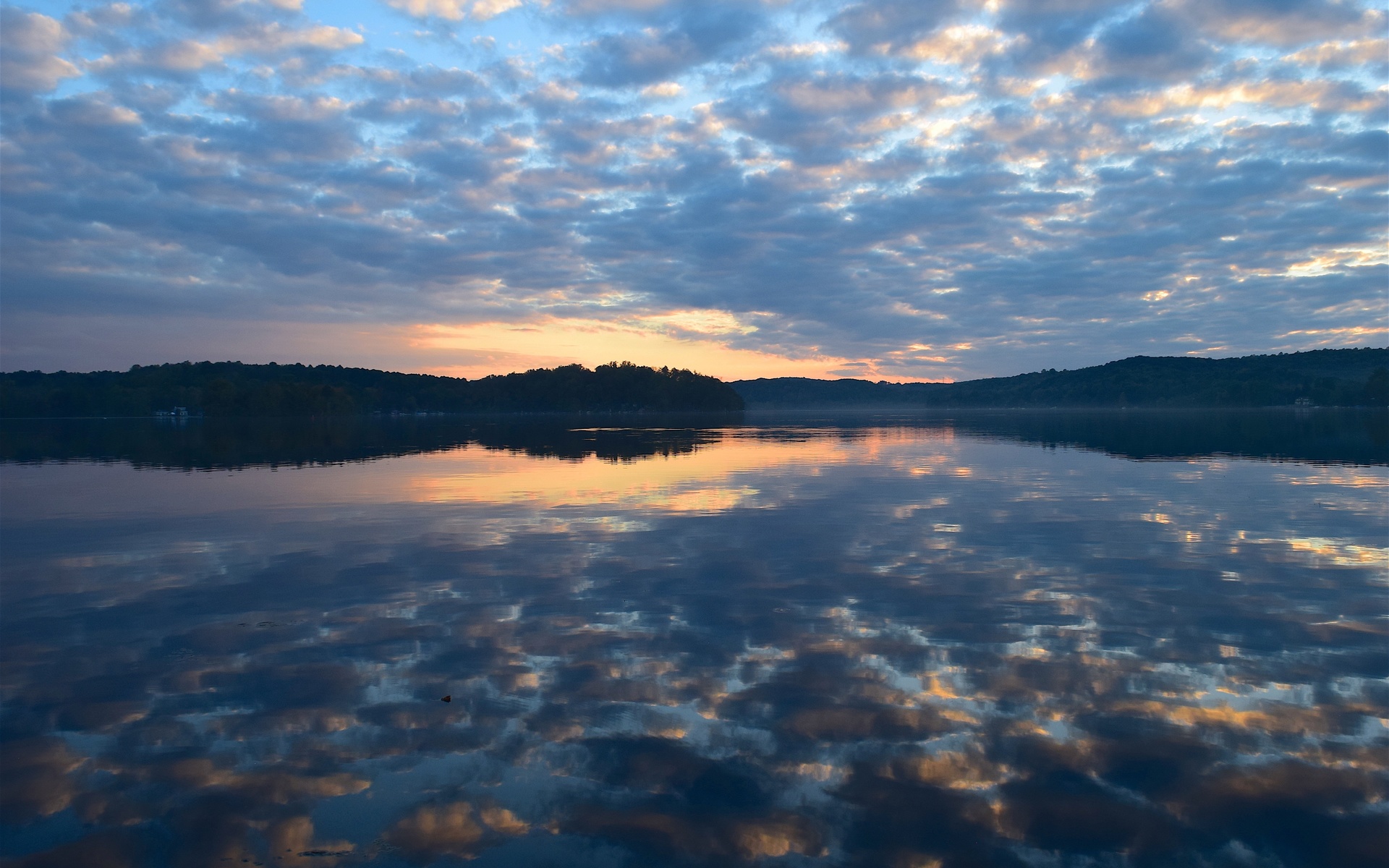Озеро краса. Озеро на закате картинки Россия. Озеро из чернил.