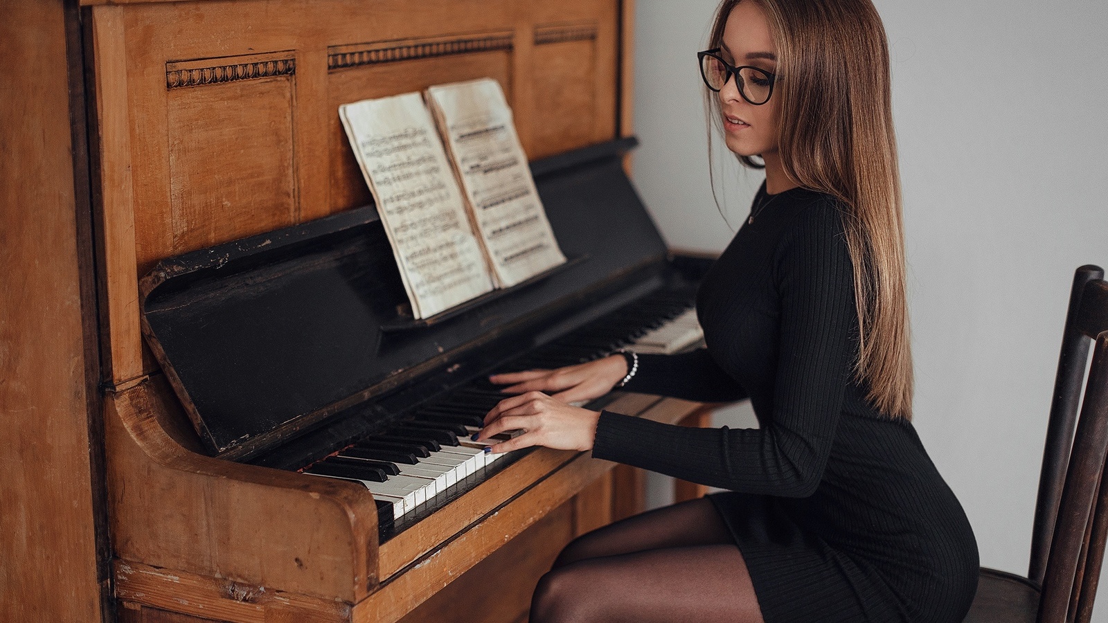 women, sitting, piano, blue nails, music sheet, black dress, women with glasses, long hair, necklace, chair, sergey freyer, ,  
