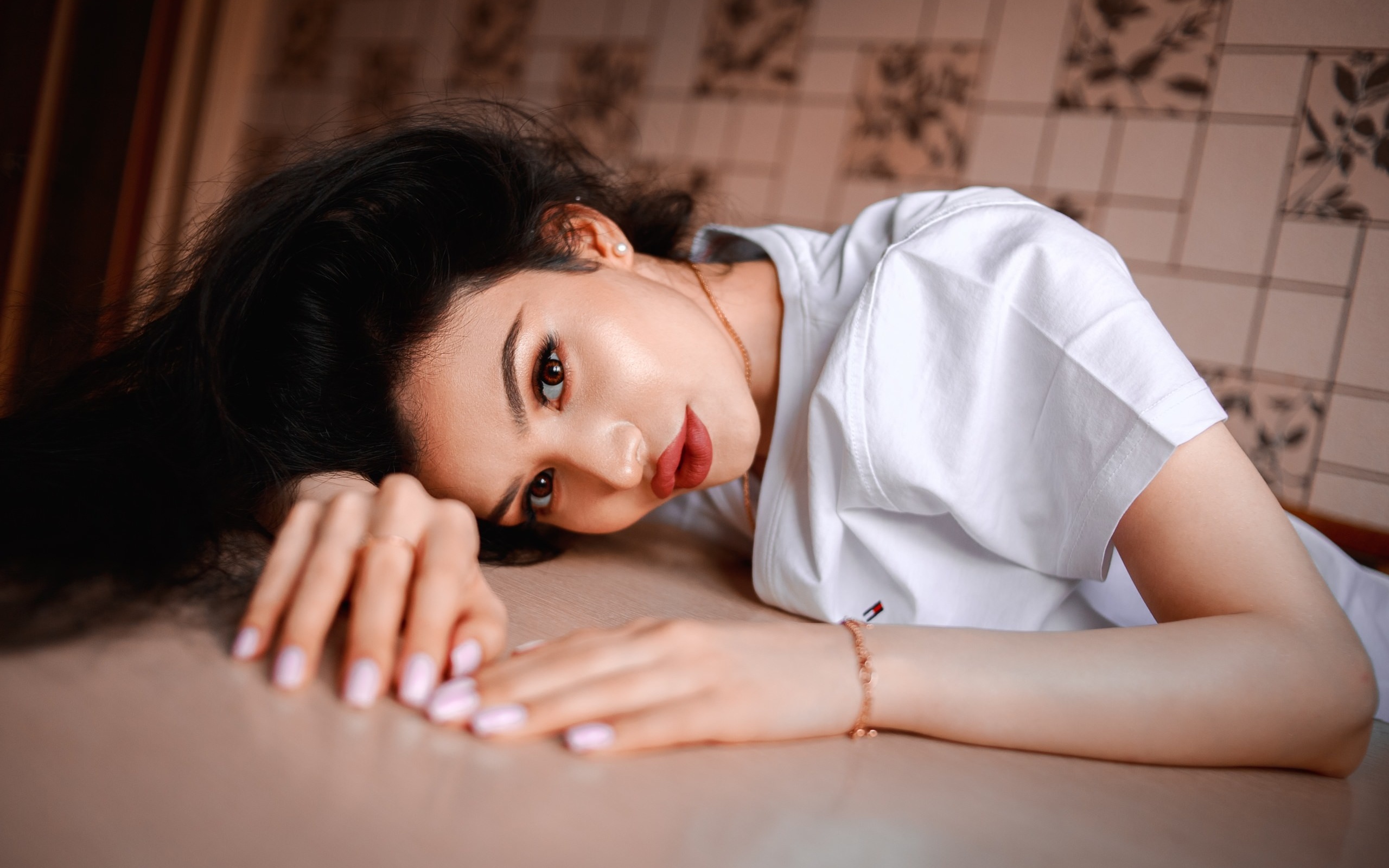 women, face, portrait, juicy lips, red lipstick, pink nails, necklace