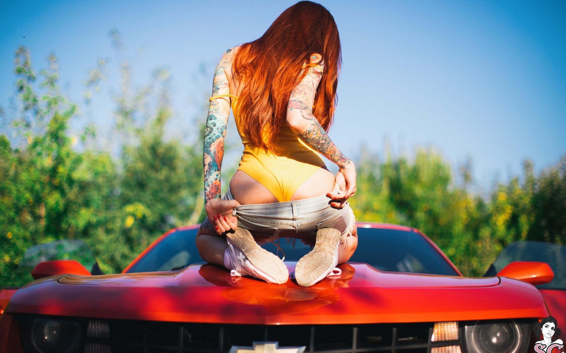 elune suicide, women, model, redhead, long hair, back, bodysuit, monokinis, ass, jean shorts, kneeling, sneakers, depth of field, chevrolet, chevrolet camaro, camaro, car, red cars, vehicle, women with cars, inked girls, tattoo, outdoors, women outdoors, 