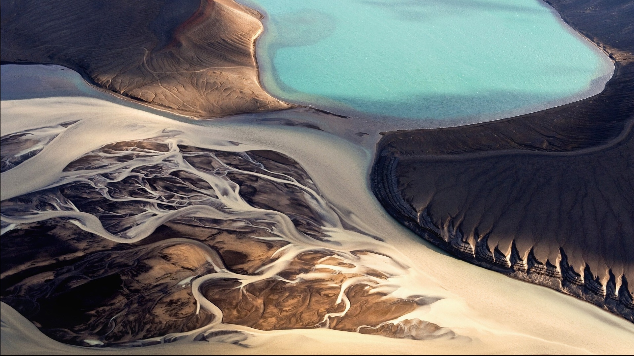 Где то на земле есть необычная страна. Природа Исландии. Пустыня вид сверху. Река в пустыне. Заставка на рабочий стол Исландия.