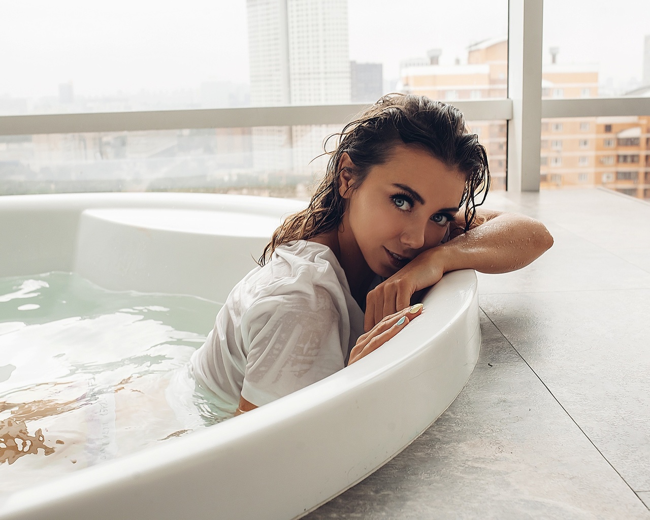 women, window, bathtub, brunette, water, wet body, face, wet hair, t-shirt, roma roma