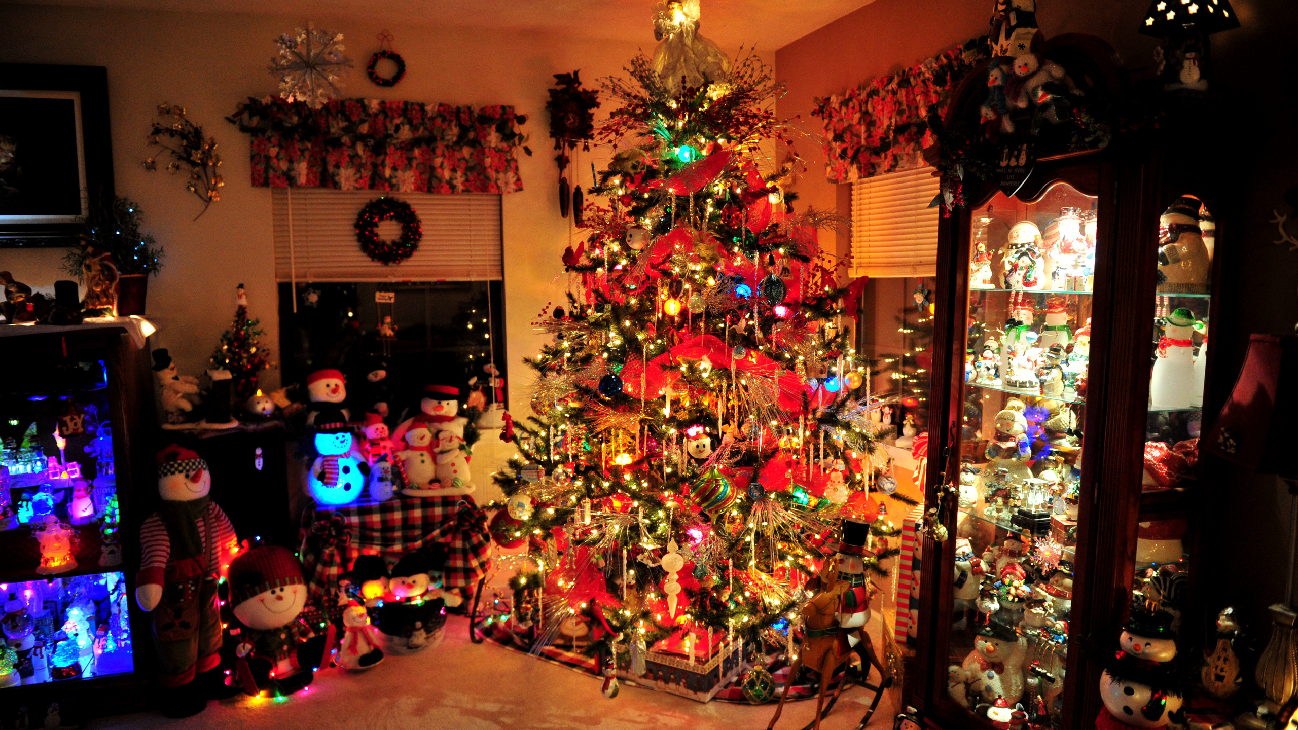 interior, dark, christmas atmosphere, christmas tree