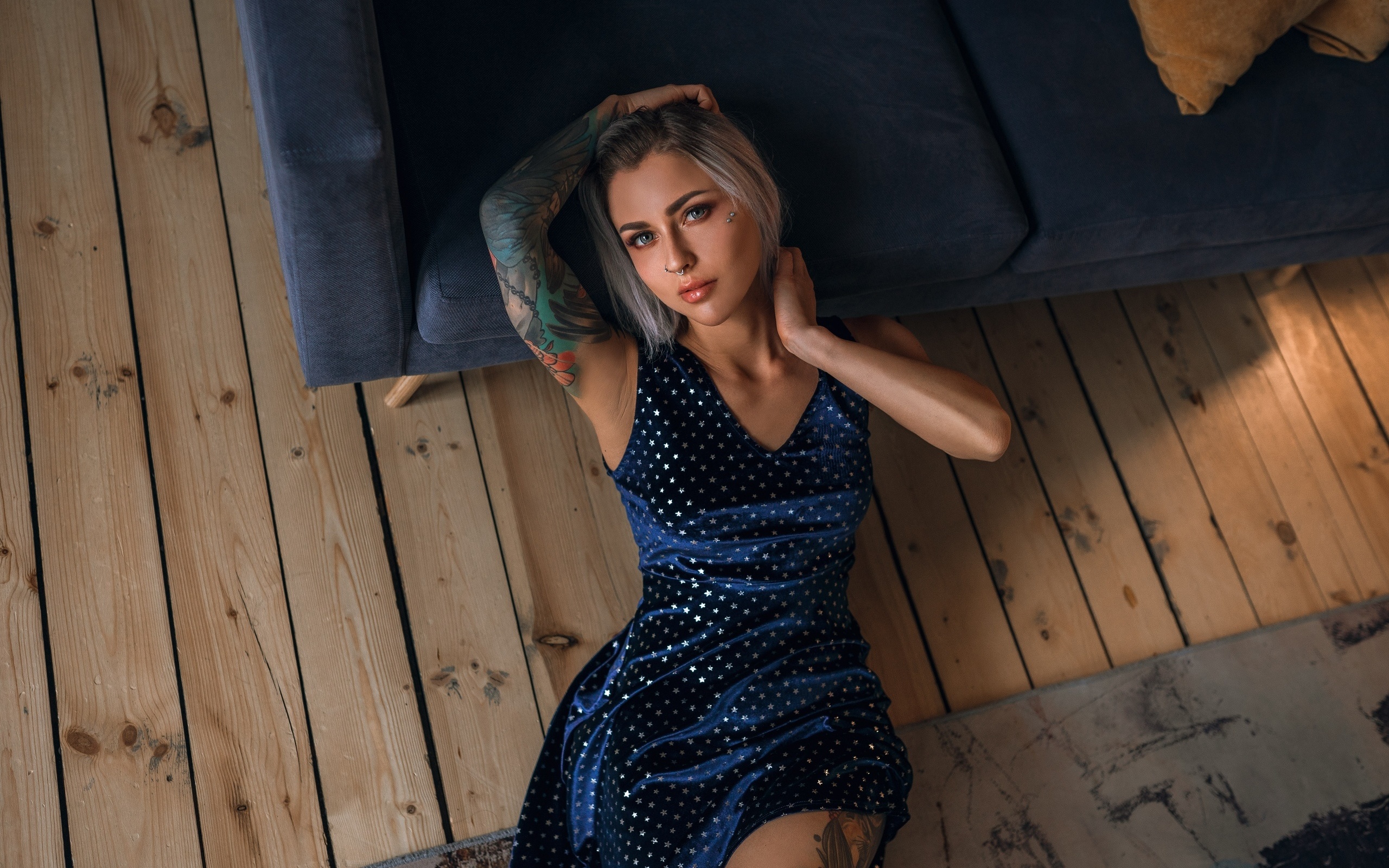 women, blue dress, brunette, tattoo, wooden floor, women indoors, blue couch, nose ring, top view, gray eyes, dyed hair