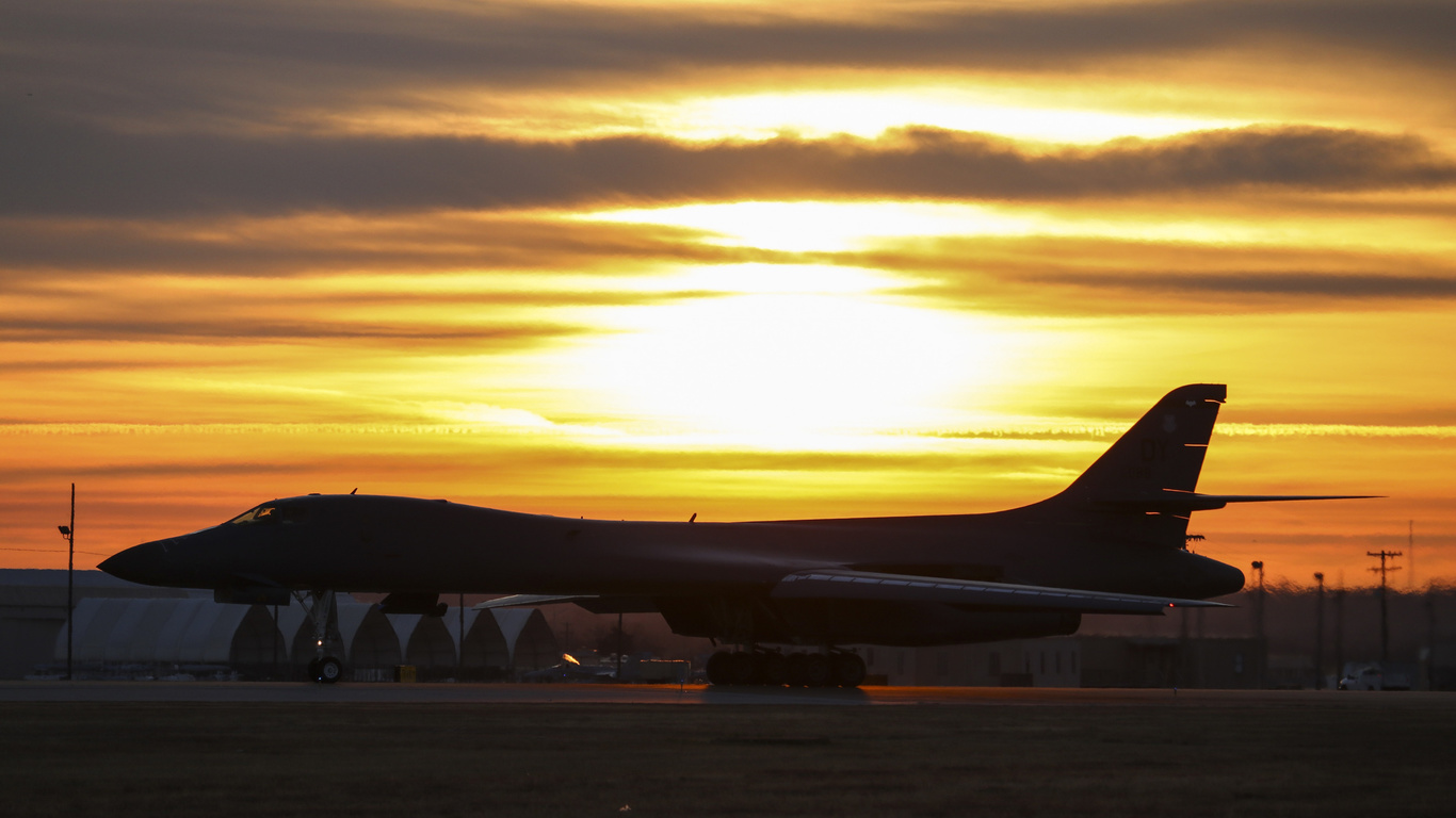 rockwell b-1 lancer, b-1b, supersonic strategic heavy bomber, united states air force, evening, sunset, military airfield