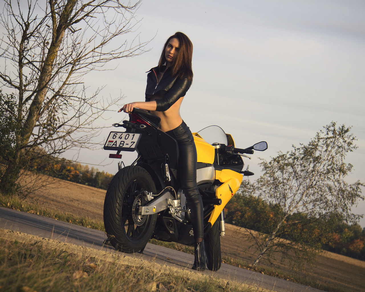 motocicleta, girl, women, beautiful, road, brunette, aprilia, yellow, road, model, woman, cute, beauty, landscape