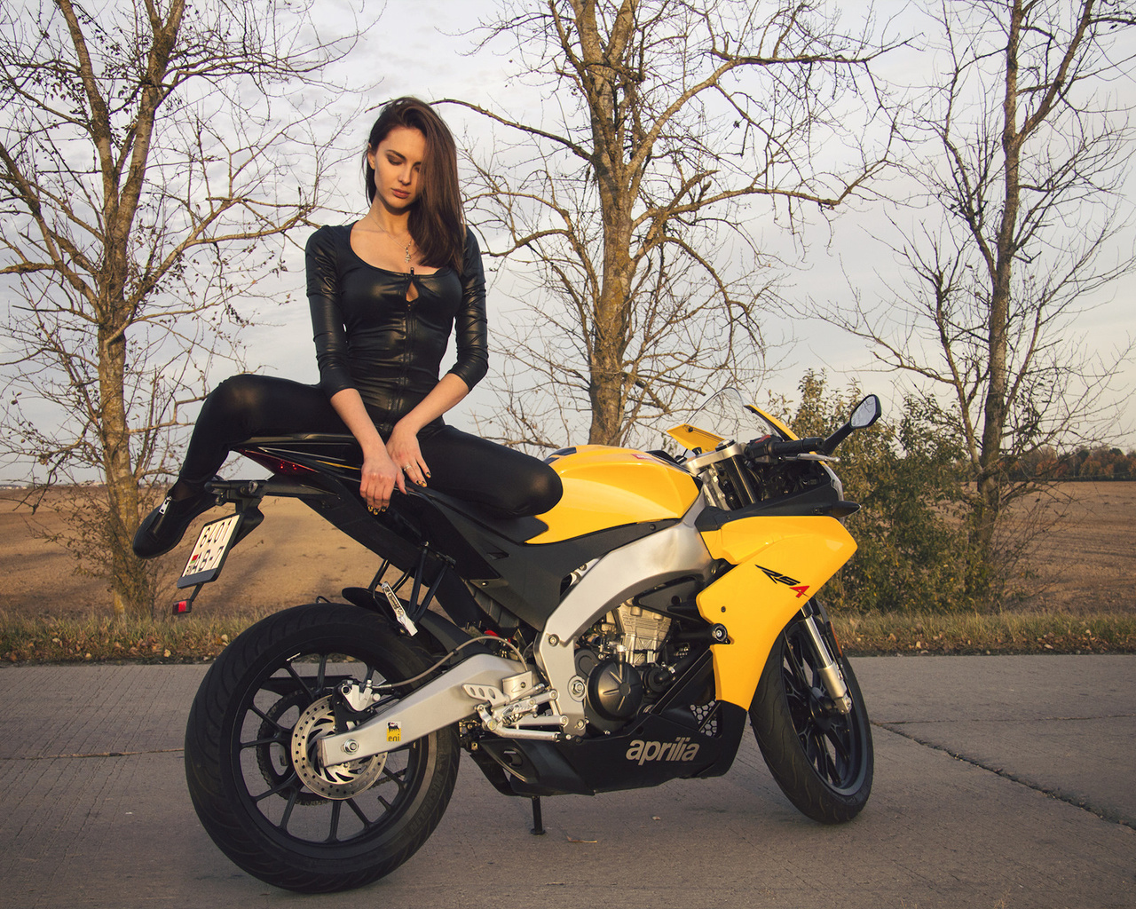 motocicleta, girl, women, beautiful, road, brunette, aprilia, yellow, road, model, woman, cute, beauty, landscape