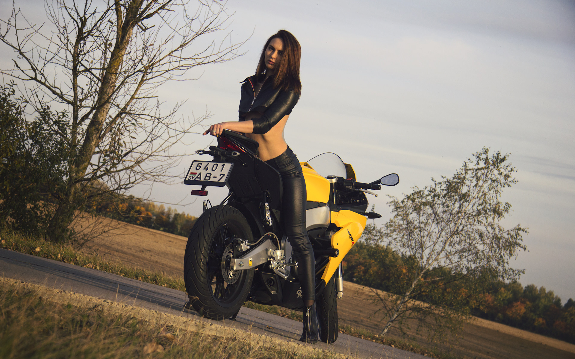 motocicleta, girl, women, beautiful, road, brunette, aprilia, yellow, road, model, woman, cute, beauty, landscape