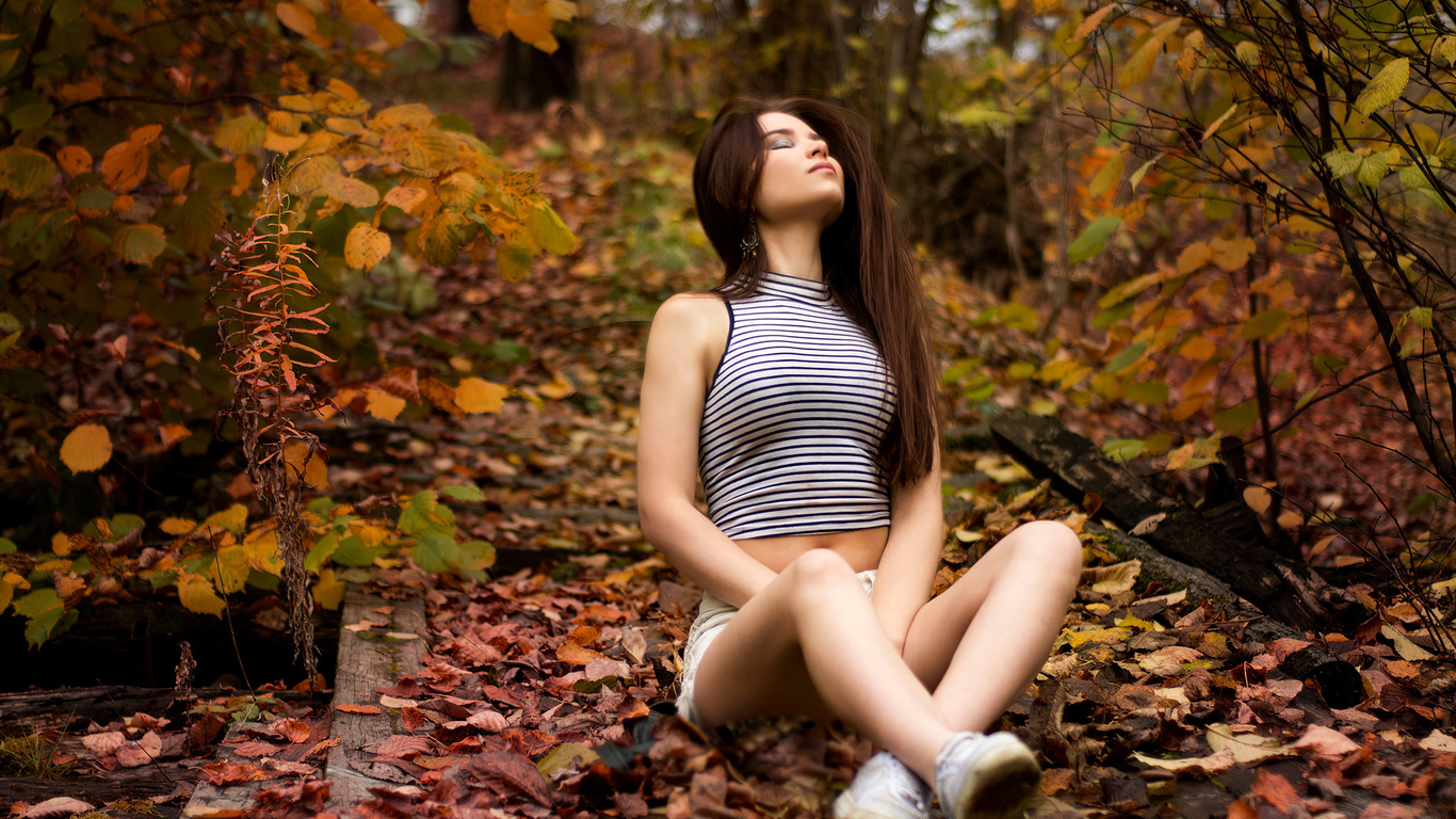 autumn, nature, model, brunette, shorts, sneakers, t-shirt, sitting, women, women outdoors, belly