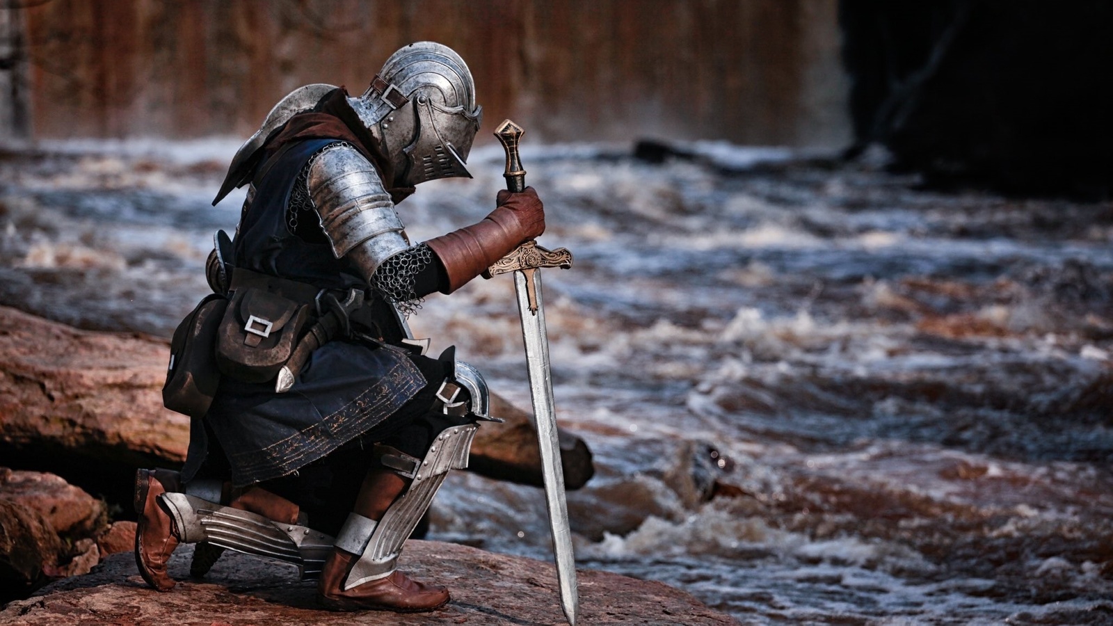 dark souls, , , , cosplay, , knight,  , , helmet, chosen one, souls, sword, river, pantal&#243n azul , falda azul , cielo azul , zapatillas de deporte de color azul , la nieve azul , medias azules , azul coup&