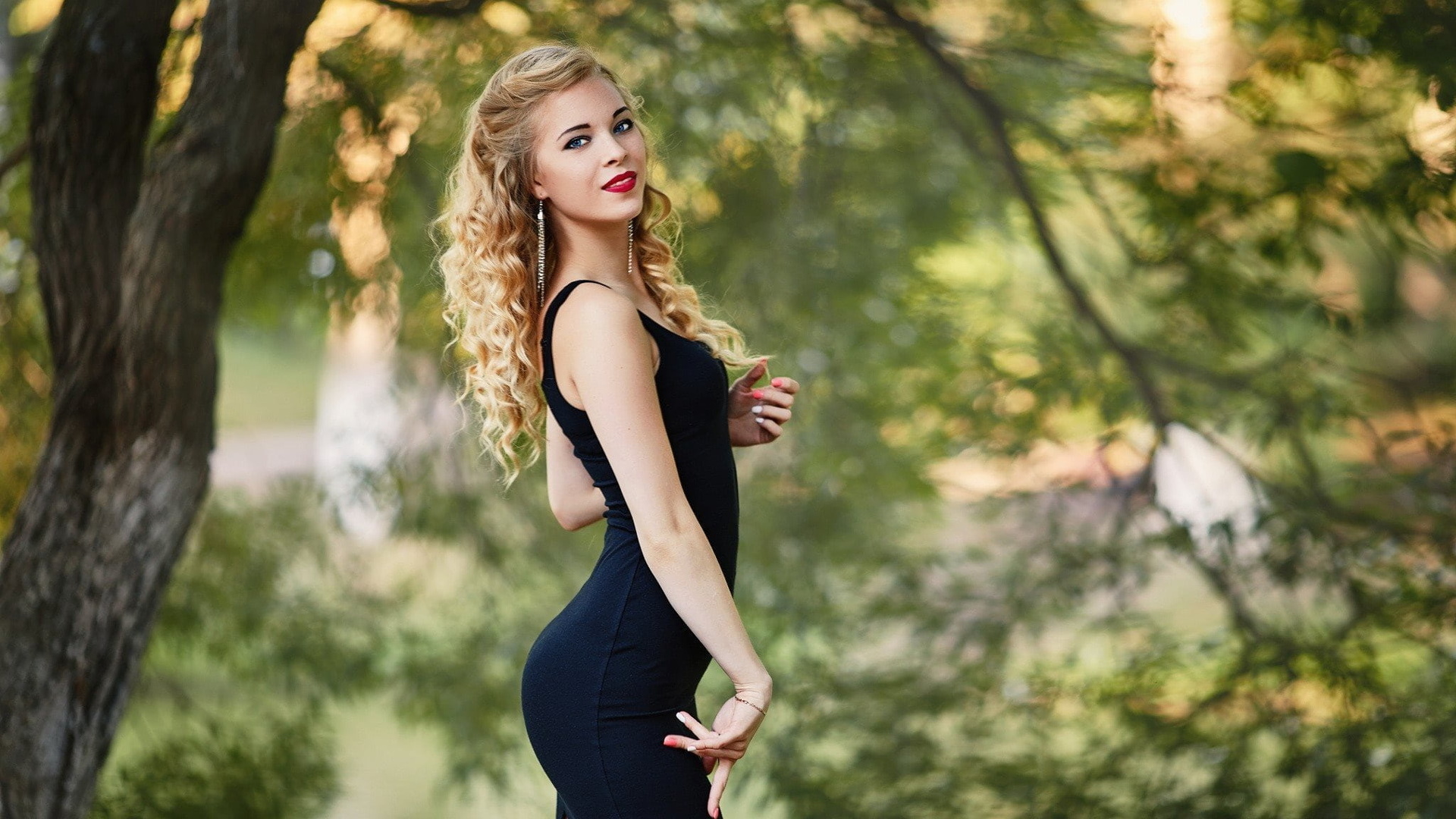 Blonde Model with Curly Hair - wide 2